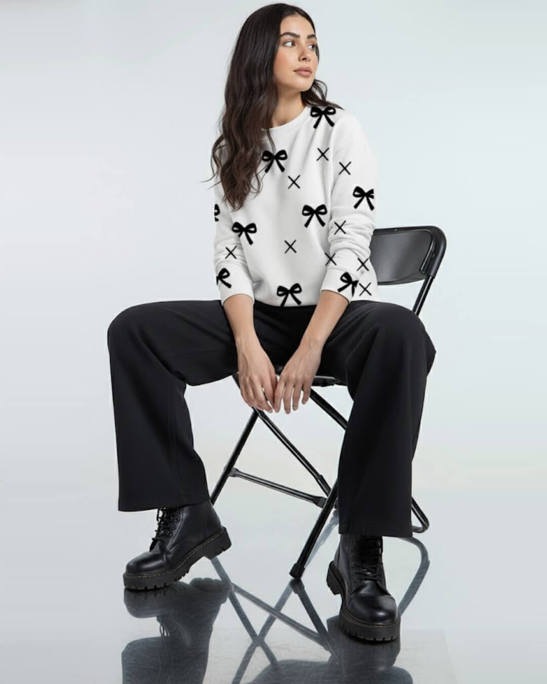 Artistic Bow - Classic Fit Sweatshirt Winters